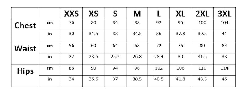 Op de afbeelding: Maattabel met metingen in inches en centimeters voor borst, taille en heupen. De maten vari&euml;ren van XXS tot 3XL.