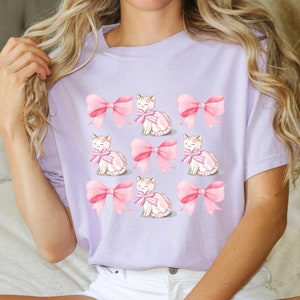 Kätzchen Kokette, rosa Schleife Shirt, Komfortfarben, rosa Schleife Kokette, Kitty Shirt, Katzenliebhaber, Geschenk für Mutter, Geschenk für Frauen, kokettes T-Shirt