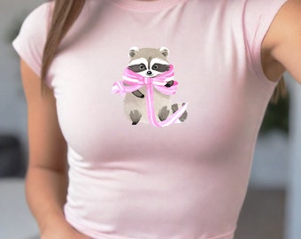 Camiseta infantil Raccoon Coquette: laço rosa, estilo Y2K