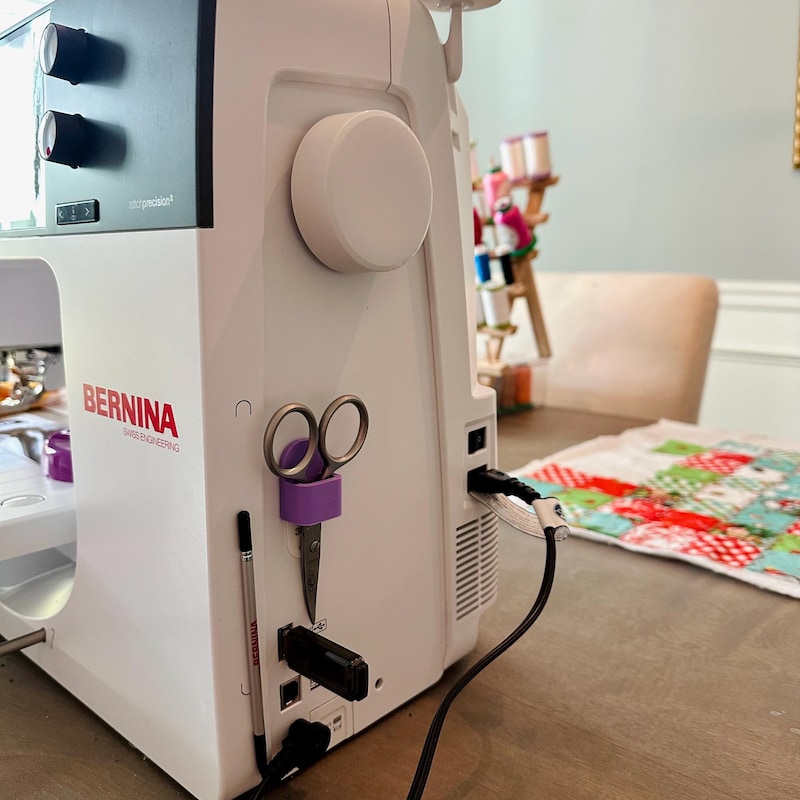 🎁Buy 2 FREE SHIPPING🎁 Personalized Scissor Holder for Sewing Machines (Includes Sticky Strip), Sewing Machine Accessories, Gifts for Friends/Family Who Love Sewing And Handicrafts