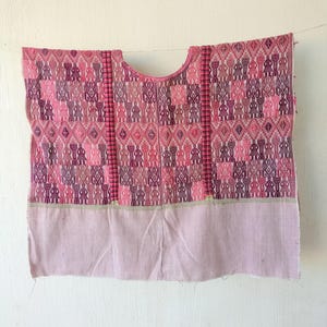 Guatemalteekse vintage roos Huipil uit Quetzaltenango. Traditionele handgemaakte Maya indumentary. Inheemse textielkunst.