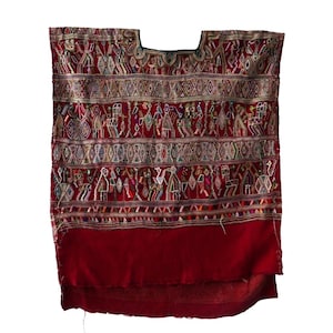 Handgjord guatemalansk huipil från Nebaj, quiché | Röd mayabrokadtopp med människo- och djurmotiv | Vintage folktextil