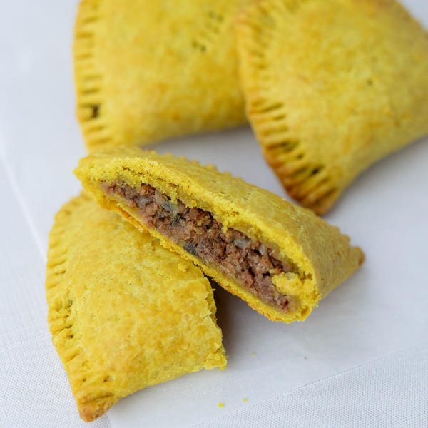 Tortitas de carne veganas jamaicanas: auténticas hamburguesas de carne sin carne al estilo jamaicano. Sin lácteos, sin huevo, sin frutos secos y sin soja.