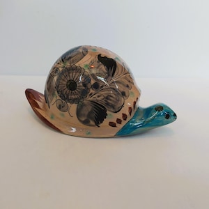 Vintage Tonala Schnecke. Mexikanische Volkskunst signiert CAT: Ceramica Artistica Tonala #374. Mit bunten Motiven auf jeder Seite handbemalt.