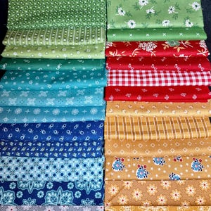 Puede incluir: Una colecci&oacute;n de cuadrados de tela doblados en varios colores y patrones. Las telas incluyen verde con lunares blancos y dise&ntilde;os florales, rojo con patrones florales y de cuadros, azul con estampados geom&eacute;tricos y florales, y amarillo con rayas y motivos florales.