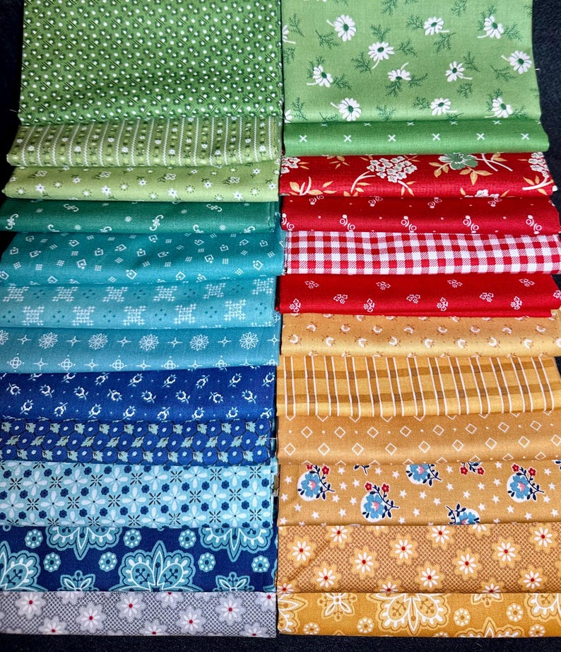 Puede incluir: Una colecci&oacute;n de cuadrados de tela doblados en varios colores y patrones. Las telas incluyen verde con lunares blancos y dise&ntilde;os florales, rojo con patrones florales y de cuadros, azul con estampados geom&eacute;tricos y florales, y amarillo con rayas y motivos florales.