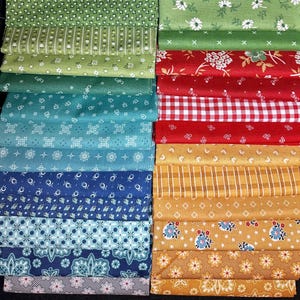 Puede incluir: Una colecci&oacute;n de cuadrados de tela doblados en varios colores y patrones. Las telas incluyen dise&ntilde;os florales, geom&eacute;tricos y a rayas en tonos de verde, azul, rojo y dorado. Las telas est&aacute;n apiladas ordenadamente, mostrando una variedad de texturas y estilos.