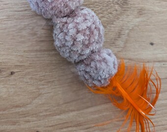 Juguete para gatos de ganchillo hecho a mano con pompón – Juguete de lana con pluma – Juguete para gatos hecho a mano – Regalo para gatos – Gatito