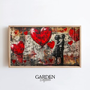 Peut inclure: Une impression encadrée d'une peinture de style street art représentant deux personnages s'embrassant devant un mur de briques avec des ballons en forme de cœur rouges. Les personnages sont en silhouette en noir et blanc, tandis que les ballons sont peints dans des tons de rouge.