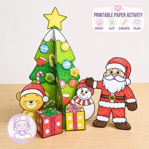 Op de afbeelding: Een printbare papieren activiteit met een 3D-kerstboom versierd met kleurrijke ornamenten, een gele ster, een teddybeer, een sneeuwpop, de Kerstman en twee cadeautjes. Tekst: PRINTABLE PAPER ACTIVITY PRINT CUT CREATE PLAY.