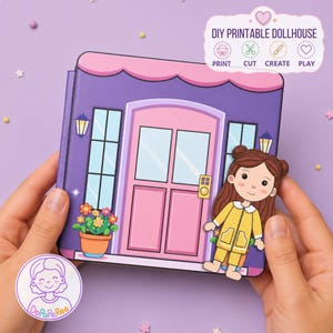 Può includere: Un kit per casa delle bambole stampabile fai-da-te con facciata viola, porta rosa, finestre e una pianta in vaso. È inclusa una bambola di carta con capelli castani e vestito giallo. Testo: DIY PRINTABLE DOLLHOUSE PRINT CUT CREATE PLAY.