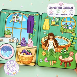 Könnte beinhalten: Ein DIY-Puppenhaus zum Ausdrucken mit einem Waschraum inklusive Waschmaschine und Wäschekorb sowie einem Badezimmer mit Badewanne, einer Figur mit langem braunen Haar in einem grünen Kleid und einem grünen Chamäleon, mit Text DIY PRINTABLE DOLLHOUSE.