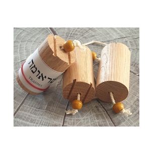 Hebrew pendulum made of oak wood, 5 cm. Fire-engraved cleaning wood and protective pouch.