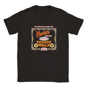 Può includere: Maglietta nera con una grafica in stile vintage di un cartello rosso e giallo che recita "Martin's Dutch Oven 8 Sandwich Potato Rolls".