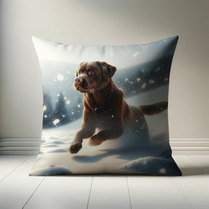 Könnte beinhalten: Ein brauner Labrador Retriever, der durch ein schneebedecktes Feld rennt. Der Hund schaut nach oben und nach links, die Zunge leicht herausgestreckt. Schneeflocken fallen um den Hund herum.