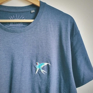 Handgeborduurd T-shirt van biologisch katoen - uniseks T-shirt met handgemaakt borduurwerk met uniek vogelontwerp
