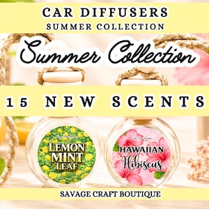 Könnte beinhalten: Zwei runde Auto-Diffusoren aus Glas mit Holzdeckeln und geflochtenen Kordeln. Das linke Etikett zeigt LEMON MINT LEAF mit gelben Zitronen und grüner Minze. Das rechte Etikett zeigt HAWAIAN Hibiscus mit rosa Blüten. Text: CAR DIFFUSERS SUMMER COLLECTION 15 NEW SCENTS SAVAGE CRAFT BOUTIQUE.