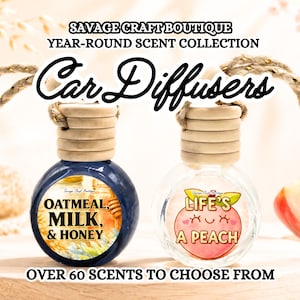Könnte beinhalten: Zwei runde Auto-Diffusoren aus Glas mit Holzdeckeln und Aufhängeschnüren. Die linke Flasche enthält eine dunkelblaue Flüssigkeit mit dem Etikett OATMEAL, MILK, & HONEY. Die rechte Flasche ist klar mit dem Etikett LIFE'S A PEACH. Text: SAVAGE CRAFT BOUTIQUE YEAR-ROUND SCENT COLLECTION und OVER 60 SCENTS TO CHOOSE FROM.