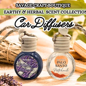 Könnte beinhalten: Zwei Auto-Diffusoren mit Holzaufsätzen und Aufhängeschnüren. Einer ist marineblau mit dem Text "White Sage & Lavender", der andere ist transparent mit dem Text "Palo Santo Patchouli". Das Bild enthält den Text "SAVAGE CRAFT BOUTIQUE EARTHY & HERBAL SCENT COLLECTION Car Diffusers."