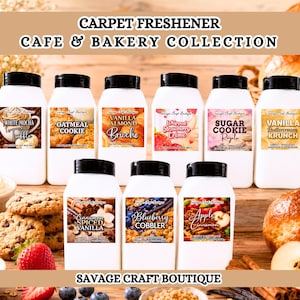 Könnte beinhalten: Eine Sammlung weißer Flaschen mit schwarzen Deckeln, die mit verschiedenen Düften zum Thema Bäckerei versehen sind, wie "White Mocha Truffle" und "Sugar Cookie Rajala". Der Text "CARPET FRESHENER CAFE & BAKERY COLLECTION" steht oben. Der Markenname "SAVAGE CRAFT BOUTIQUE" steht unten.