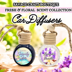 Könnte beinhalten: Zwei Auto-Diffusoren aus der Fresh & Floral Scent Collection. Einer ist eine dunkelblaue Flasche mit dem Text "Serenity Spa", der andere ist klar mit dem Text "Lavender Vanilla". Beide haben Holzaufsätze und Aufhängeschnüre.