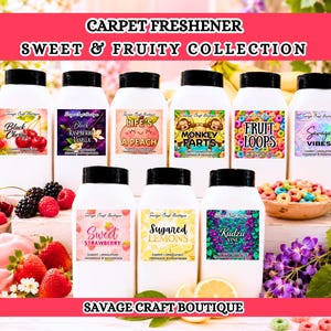 Könnte beinhalten: Eine Sammlung weißer Flaschen mit schwarzen Deckeln, die mit verschiedenen Düften mit Fruchtmotiven versehen sind. Die Etiketten tragen Aufschriften wie "Black Cherry", "Monkey Farts" und "Fruit Loops". Der Text "CARPET FRESHENER SWEET & FRUITY COLLECTION" steht oben, mit "SAVAGE CRAFT BOUTIQUE" unten.