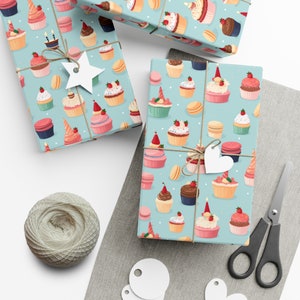 Papel de regalo de cumpleaños de coloridos cupcakes y macarons: lindas ilustraciones en azul claro, encantador y dulce, ecológico, satinado/mate