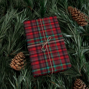 Carta da regalo scozzese natalizia, Classico scozzese scozzese, Rosso e verde, Raso/Opaco, Contenuto riciclato, Prodotto negli Stati Uniti, 3 dimensioni