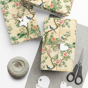 Vintage Chinoiserie Bird & Floral Wrapping Paper - Esencia pintada a mano en beige claro, ideal para entusiastas del arte y la naturaleza