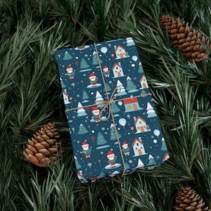 Carta da regalo del borgo invernale incantato, elfi e cottage, alberi innevati su blu profondo, satinato/opaco, riciclato, prodotto negli Stati Uniti, 3 dimensioni