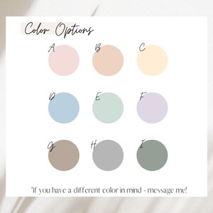Pu&ograve; includere: Tabella di opzioni colore con nove diversi campioni di colore etichettati dalla A alla I. I colori sono: rosa chiaro, pesca chiaro, giallo chiaro, blu chiaro, verde chiaro, viola chiaro, marrone chiaro, grigio chiaro e verde salvia chiaro.