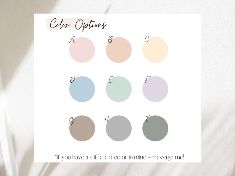 Pu&ograve; includere: Tabella di opzioni colore con nove diversi campioni di colore etichettati dalla A alla I. I colori sono: rosa chiaro, pesca chiaro, giallo chiaro, blu chiaro, verde chiaro, viola chiaro, marrone chiaro, grigio chiaro e verde salvia chiaro.