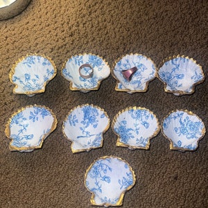 Cute medium assorted varying seashell trinket/ring/jewelry dish/holder :)