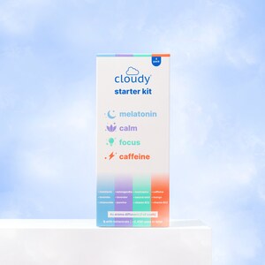 以下が含まれることがあります： 「cloudy starter kit」というテキストと、月、花、電球、稲妻の画像が描かれた青と白の箱。箱の中には、メラトニン、ラベンダー、カモミール、アシュワガンダ、ジャスミン、ナチュラルミント、マンゴー、ビタミンB12を含む植物由来の成分配合の香り拡散器が4つ入っています。箱には、合計2,400回使用できることが記載されています。