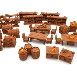 Pode incluir: Um conjunto de 18 peças de mobiliário de madeira em miniatura para jogos de RPG de mesa. O conjunto inclui mesas, cadeiras, prateleiras, barris e baús, todos elaborados em uma cor marrom rústica.