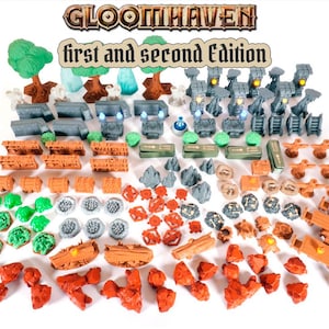 Puede incluir: Una colección de piezas de juego en miniatura de plástico para Gloomhaven first and second edition, que incluye árboles marrones, pilares de piedra grises, cofres del tesoro naranjas, arbustos verdes, formaciones rocosas grises y varios obstáculos.