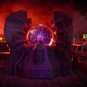 Op de afbeelding: Een futuristische, paarse en grijze sciencefiction-scène met een gloeiende plasmabal in het midden. De scène bevat mechanische structuren, pijpen en een toren, alles tegen een rode, rokerige achtergrond. Het thema is sciencefiction.