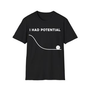 Könnte beinhalten: Schwarzes T-Shirt mit dem weißen Text "I HAD POTENTIAL" über einer weißen Strichzeichnung eines Balls am Ende eines gekrümmten Pfades. Das Shirt hat einen Rundhalsausschnitt.