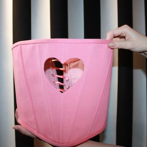 Corset en denim retravaillé fait main, haut corset recyclé en jean, bustier en coton personnalisé avec découpe en forme de cœur