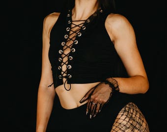 Top corto negro con cordones y ojales, estilo gótico para fiestas rave y eventos, top halter estilo streetwear para festivales.