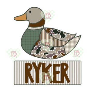 Puede incluir: Ilustración de un pato de dibujos animados con un diseño de patchwork. El pato tiene una cabeza gris, un pico naranja y un cuerpo compuesto por patrones de cuadros, camuflaje y rayas. Debajo, un letrero rectangular con el nombre "RYKER" en letras marrones.