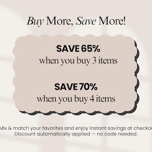 Op de afbeelding: Afbeelding met tekst: "Buy More, Save More!" biedt 65% korting bij aankoop van 3 items en 70% korting bij aankoop van 4 items. De korting wordt automatisch toegepast bij het afrekenen.