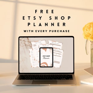 Puede incluir: Un ordenador port&aacute;til que muestra una descarga digital de un planificador de tienda Etsy. El planificador est&aacute; dise&ntilde;ado con una est&eacute;tica moderna e incluye secciones para planificar, hacer un seguimiento y gestionar una tienda Etsy. El texto "FREE ETSY SHOP PLANNER WITH EVERY PURCHASE" se muestra encima del port&aacute;til.