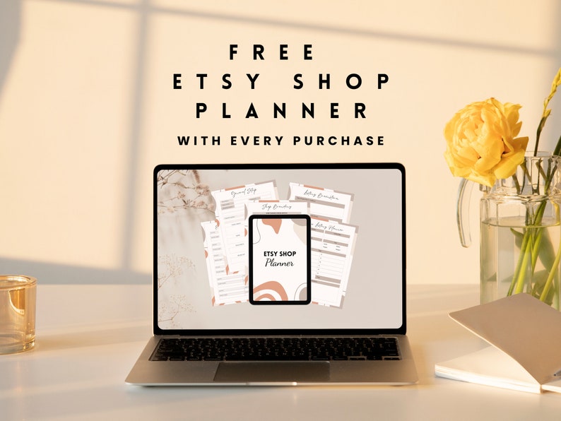 Puede incluir: Un ordenador port&aacute;til que muestra una descarga digital de un planificador de tienda Etsy. El planificador est&aacute; dise&ntilde;ado con una est&eacute;tica moderna e incluye secciones para planificar, hacer un seguimiento y gestionar una tienda Etsy. El texto "FREE ETSY SHOP PLANNER WITH EVERY PURCHASE" se muestra encima del port&aacute;til.