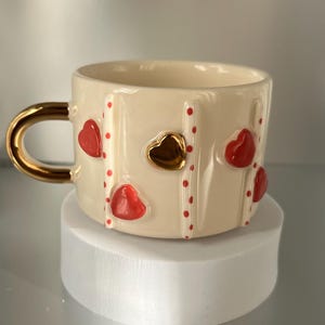 Handmade ceramic mug with heart motif and 24k gold - Perfect gift for Valentine's Day, love & romance, gift for her
