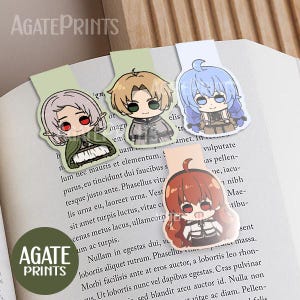 Könnte beinhalten: Vier farbige Lesezeichen mit Anime-Charakteren. Die Lesezeichen sind auf einem glänzenden, dicken Papier gedruckt. Die Charaktere sind in verschiedenen Posen und Ausdrücken dargestellt. Die Lesezeichen sind perfekt, um Ihren Platz in einem Buch oder Tagebuch zu markieren.