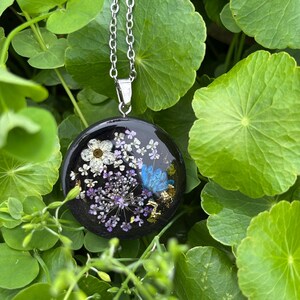 Queen Anne’s Lace Flower Necklace – Wood Resin Pendant with Real Flowers – Handmade Botanical Jewelry Gift – Mothers day gift - gift for her