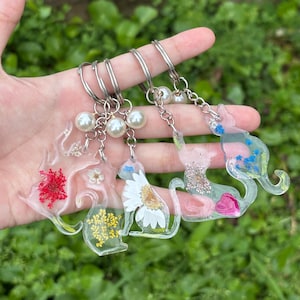 Real Flower Cat Keychain, Resin Cat Car Mirror Hanging,  Floral Car Charm, Gift for Her, Cute Animal Accessory, Pet Lover Gift, Personalized