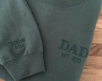 Maglione personalizzato ricamato per mamme, papà, nonni e familiari, disponibile in taglie unisex.