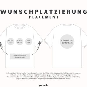 Die Wunschtextplatzierungen von den personalisierten T-Shirts. Es gibt vorne rechts, mitte und links, hinten mittig und an den jeweiligen Ärmeln rechts und links.  Im Preis ist ein Stick enthalten. Solltest du zusätzliche Stickereien wünschen, können diese gegen einen Aufpreis hinzugefügt werden.
